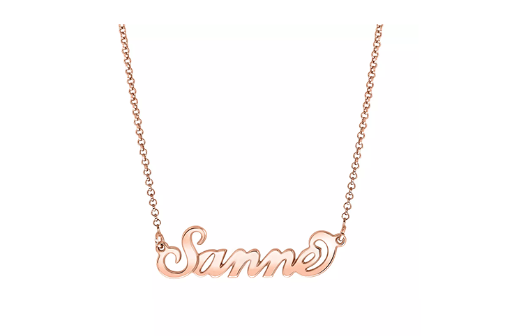 guldigt halsband med namnet Sanne ingraverat i doppresent smycke